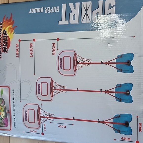 Basketball hoop + darts can be played on the back - Picture 4 of 14